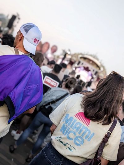 Festivalbesucherin im Miami-Nice-Shirt auf dem Weg zur Bühne